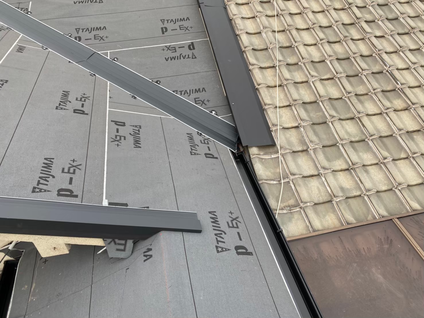 谷板金から雨樋へ排水